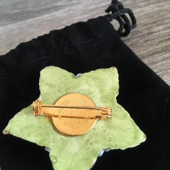 Vtg China  flower brooch - Picture 4 of 5